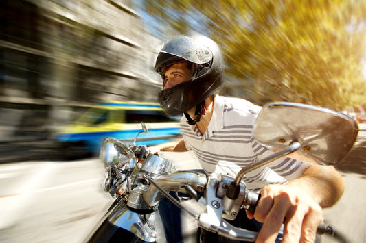 Guide d’achat : quelle dashcam moto choisir (guidon, rétroviseur, casque) ?
